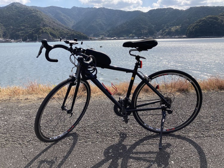 湖の隣に駐車した自転車 自動的に生成された説明