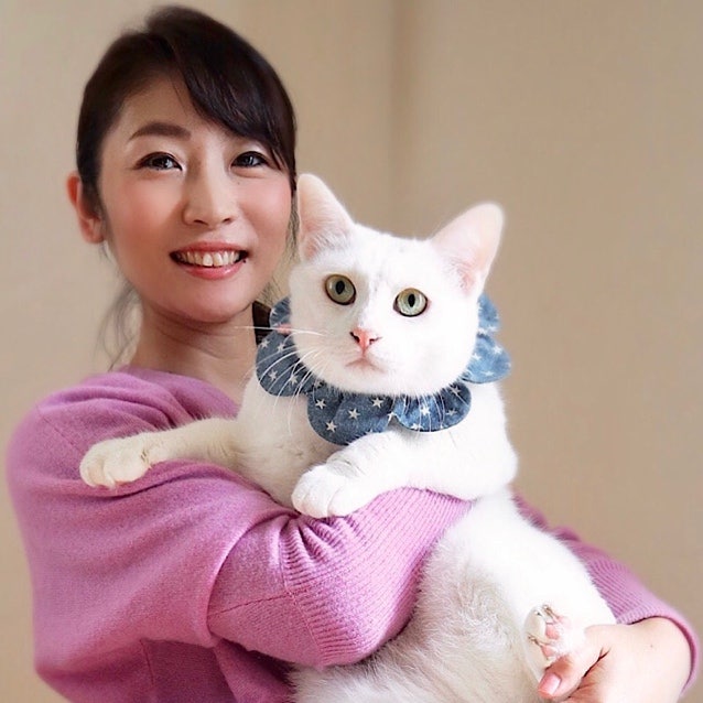 猫を抱いている赤ちゃん 自動的に生成された説明