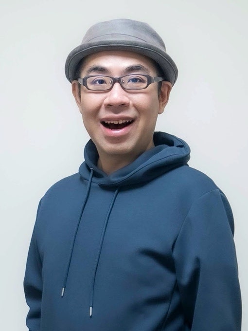 帽子をかぶっている少年 自動的に生成された説明