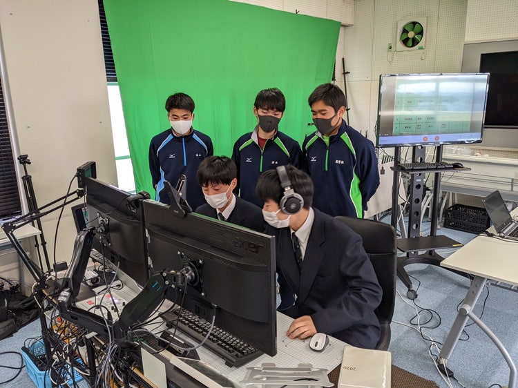 屋内, 人, 男, テーブル が含まれている画像 自動的に生成された説明