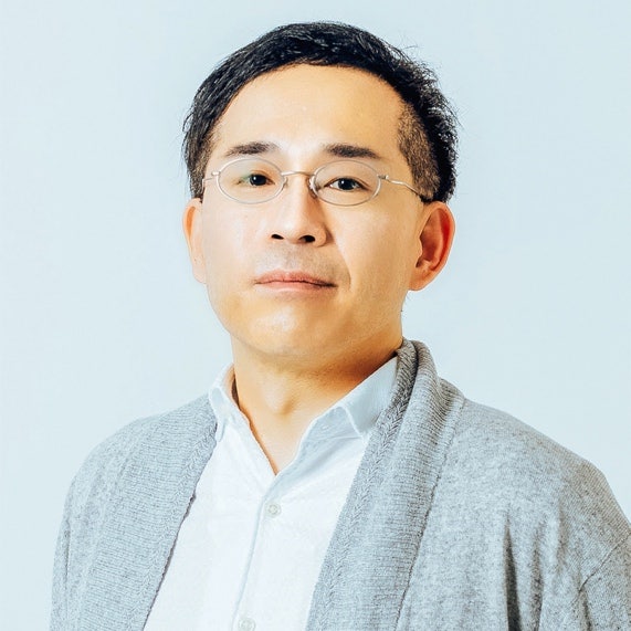 白いシャツを着ている男性 自動的に生成された説明