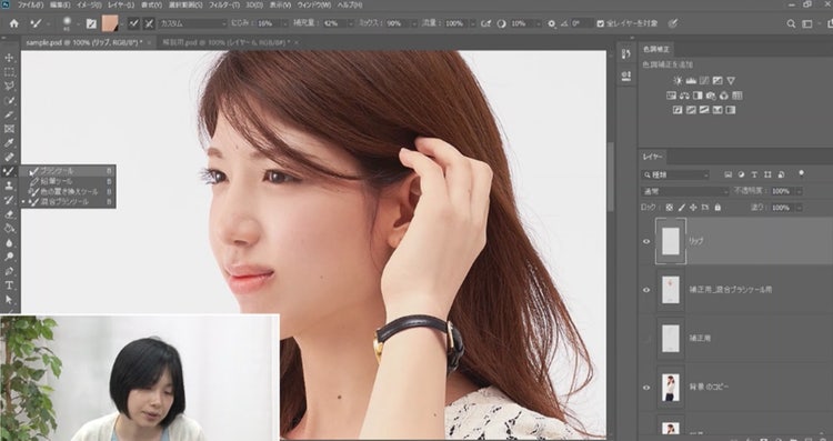 モニター画面に映る女性 低い精度で自動的に生成された説明