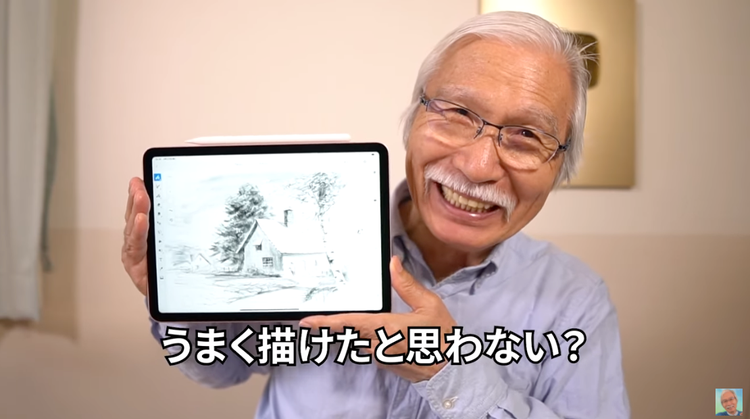 テレビのリモコンを持っている男性 低い精度で自動的に生成された説明