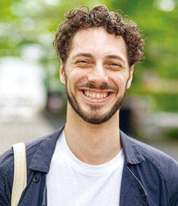 屋外にいる男性 自動的に生成された説明