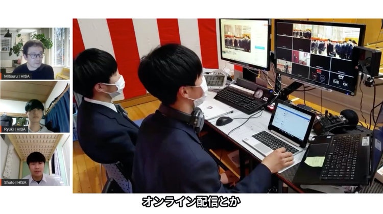 コンピューターを使っている男性 中程度の精度で自動的に生成された説明