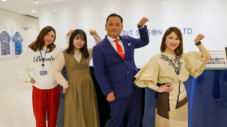 ポーズをとる人たち 自動的に生成された説明