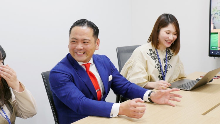 人, 屋内, コンピュータ, テーブル が含まれている画像 自動的に生成された説明
