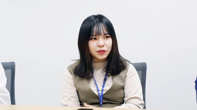 黒いシャツを着ている女性 中程度の精度で自動的に生成された説明