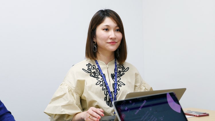 ノートパソコンを使っている女性 中程度の精度で自動的に生成された説明