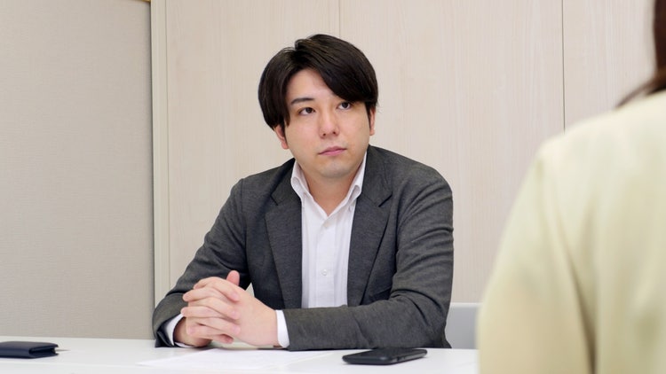 人, 屋内, 男, 女性 が含まれている画像 自動的に生成された説明