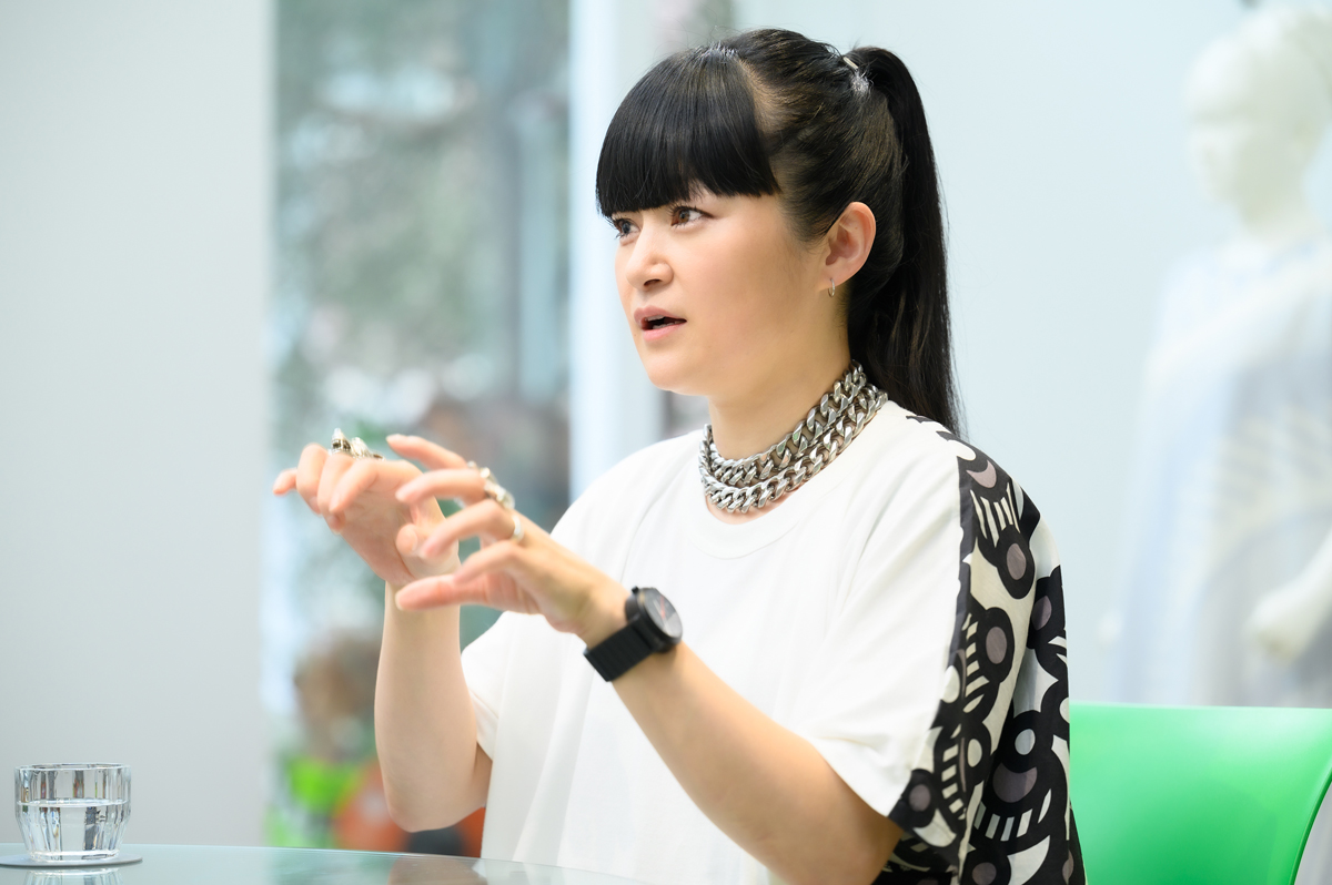 正円と直線が織りなす世界。Illustratorが支える高橋理子さんの