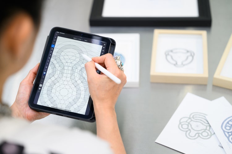 Photoshop iPad版を操作する髙橋理子さん