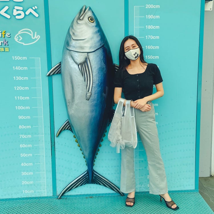 人, 立つ, 魚, ポーズ が含まれている画像 自動的に生成された説明