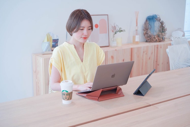 屋内, 人, テーブル, ノートパソコン が含まれている画像 自動的に生成された説明