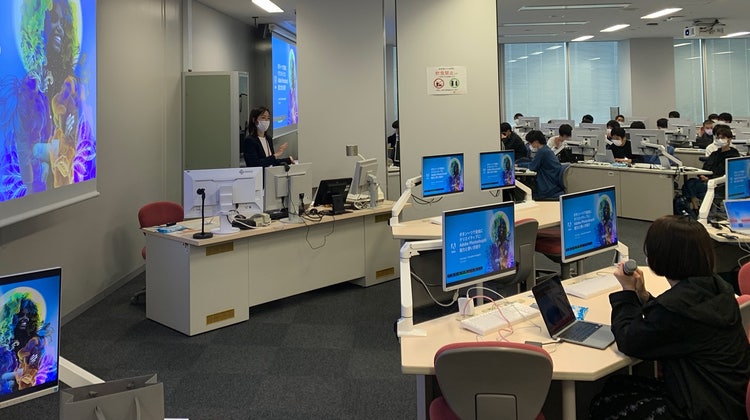 屋内, テーブル, 部屋, コンピュータ が含まれている画像 自動的に生成された説明