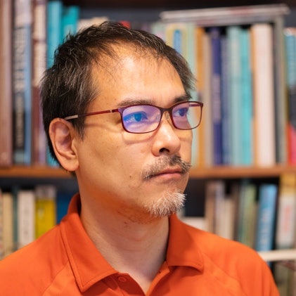 メガネを掛けた少年 自動的に生成された説明
