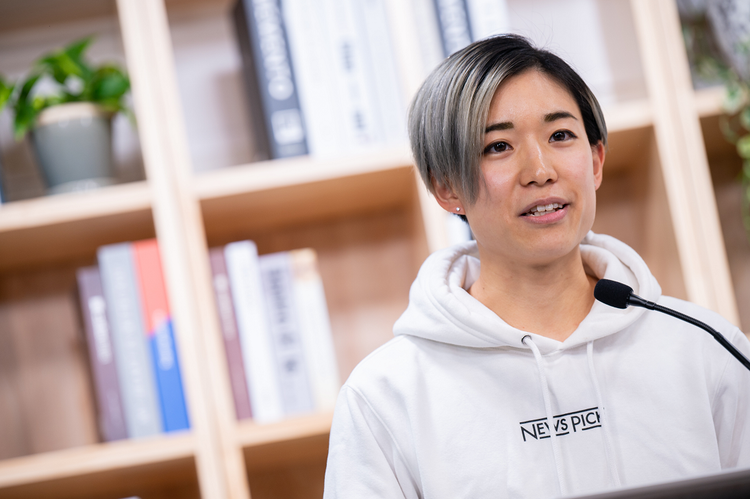 A person wearing a white shirt
Description automatically generated with low confidence