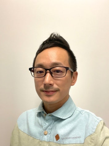 メガネを掛けた男性 自動的に生成された説明