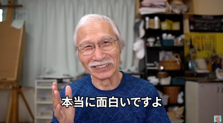 青いシャツを着ている男性 中程度の精度で自動的に生成された説明