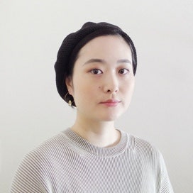 白いシャツを着ている女性 自動的に生成された説明