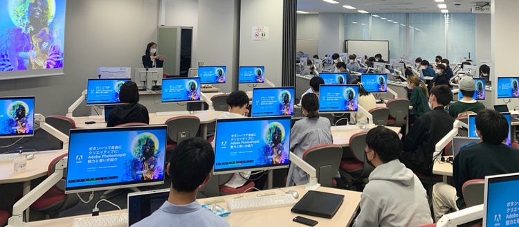 人, 屋内, ノートパソコン, コンピュータ が含まれている画像 自動的に生成された説明