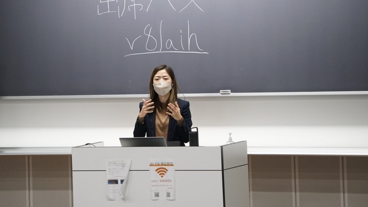 屋内, 女性, 写真, フロント が含まれている画像 自動的に生成された説明