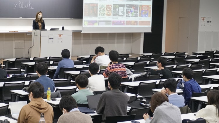 会議室に集まる人々 自動的に生成された説明