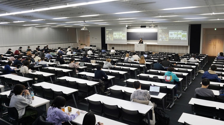会議室に集まる人々 中程度の精度で自動的に生成された説明
