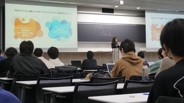 人, 屋内, コンピュータ, テーブル が含まれている画像 自動的に生成された説明