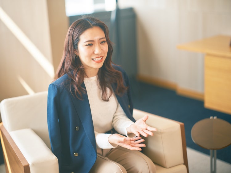 椅子に座っている女性 自動的に生成された説明