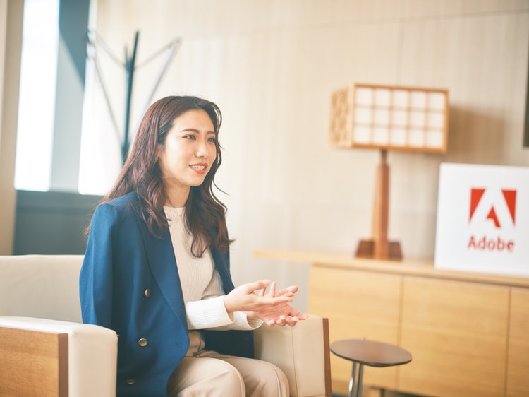 椅子に座っている女性 自動的に生成された説明