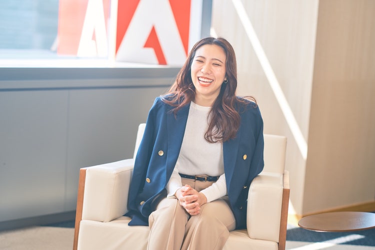 椅子に座っている女性 中程度の精度で自動的に生成された説明