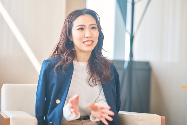 椅子に座っている女性 中程度の精度で自動的に生成された説明