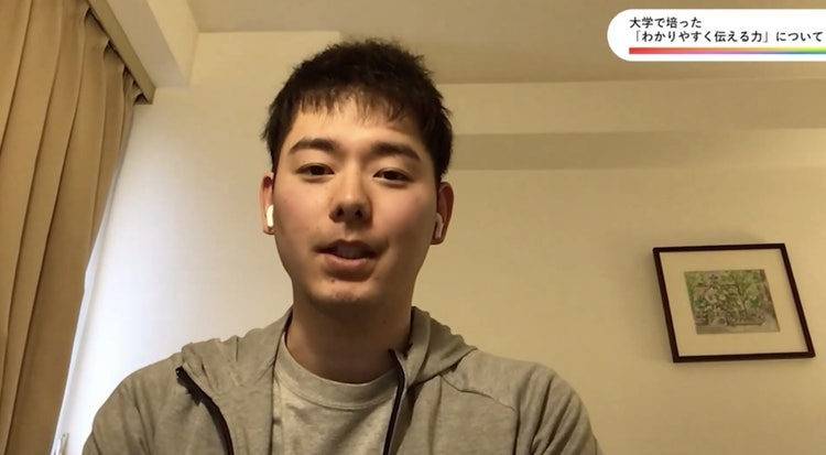 黒いシャツを着ている男性 自動的に生成された説明
