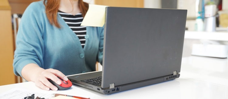 A person working on a computer Description automatically generated with medium confidence
