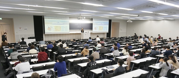 屋内, 天井, いっぱい, テーブル が含まれている画像 自動的に生成された説明