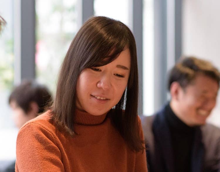窓のそばにいる女性たち 自動的に生成された説明