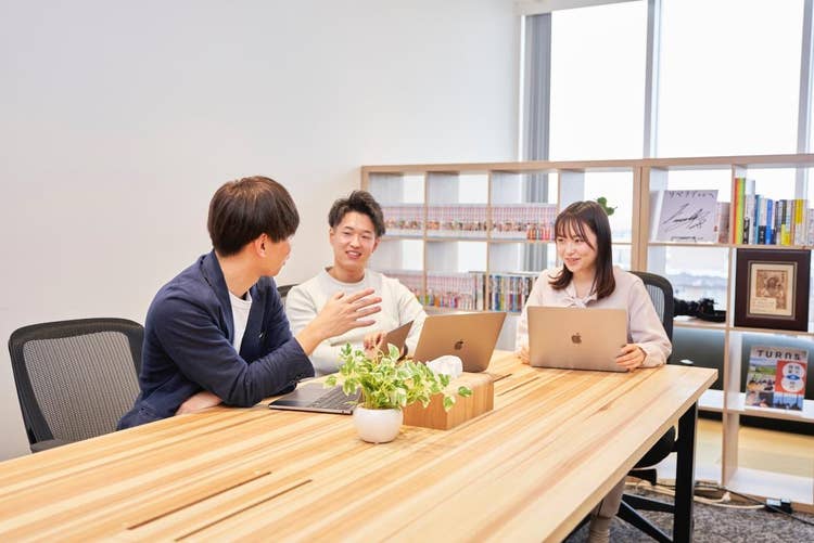 屋内, テーブル, 人, 座る が含まれている画像 自動的に生成された説明