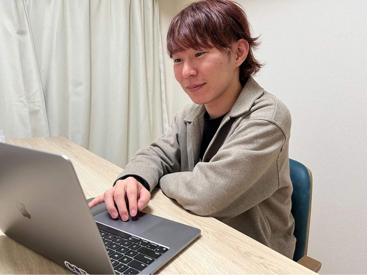 ノートパソコンを操作する少年 自動的に生成された説明