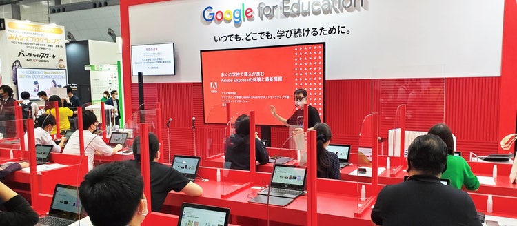 レストランのブースに座っている男性 低い精度で自動的に生成された説明