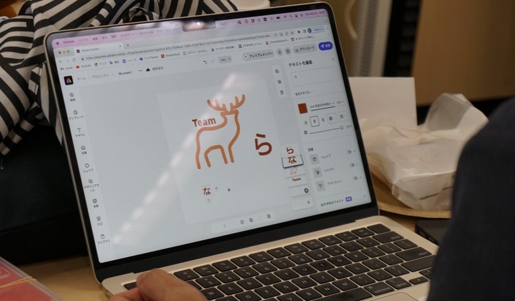 ノートパソコンが置かれている 自動的に生成された説明