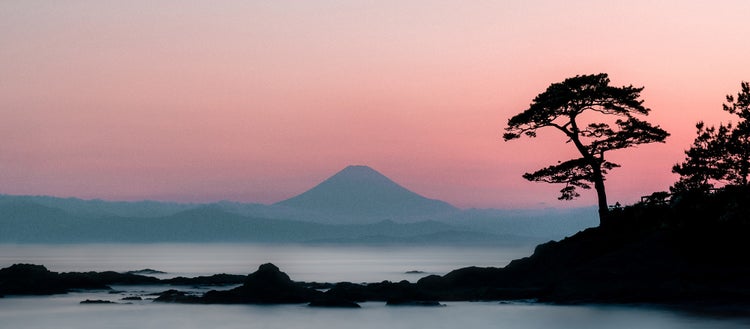 背景に山が写った海の写真