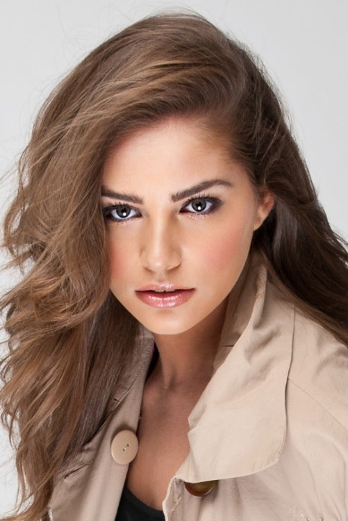 A person with long brown hair Description automatically generated
