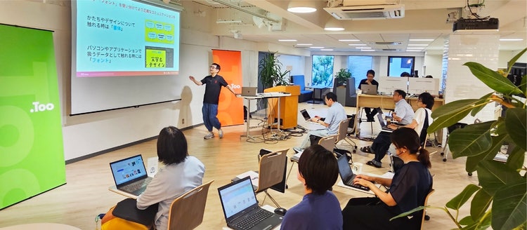 屋内, 人, テーブル, ノートパソコン が含まれている画像 自動的に生成された説明