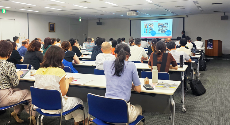 空港のターンテーブルの周りに集まっている人達 中程度の精度で自動的に生成された説明