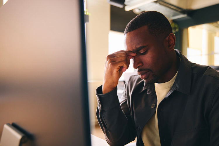 電話をかけている男性 低い精度で自動的に生成された説明