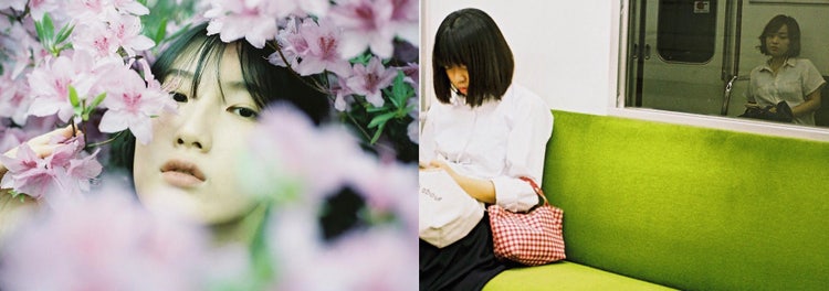 ピンクの花に囲まれた女性の顔と、電車の緑のベンチクッションに座る 2 人の女性を撮影した Ta-ku の写真。