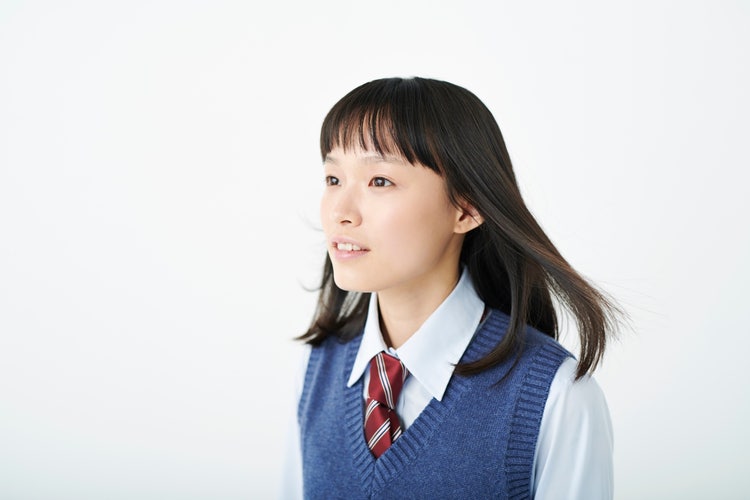 ネクタイを締めた少年 自動的に生成された説明