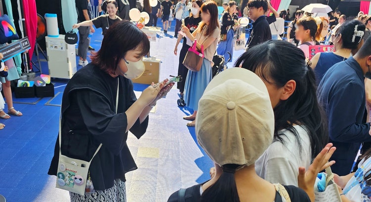 群衆の前に立っている女性 低い精度で自動的に生成された説明