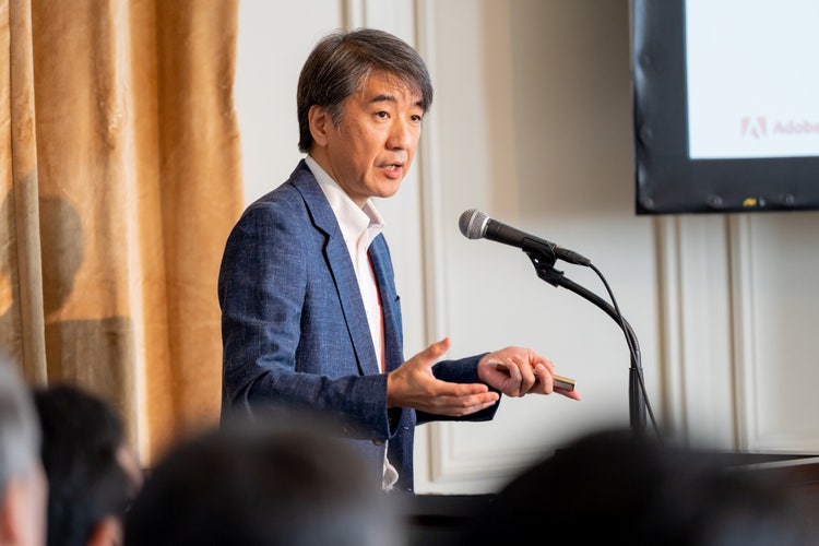 人, 屋内, 男, テーブル が含まれている画像 自動的に生成された説明